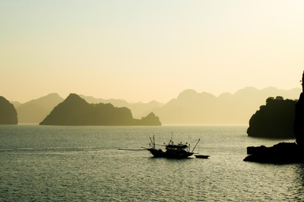IMAGE: http://i467.photobucket.com/albums/rr35/nightflowervn/Halong%20bay/Halong-FB-3_zpsc53c619a.jpg