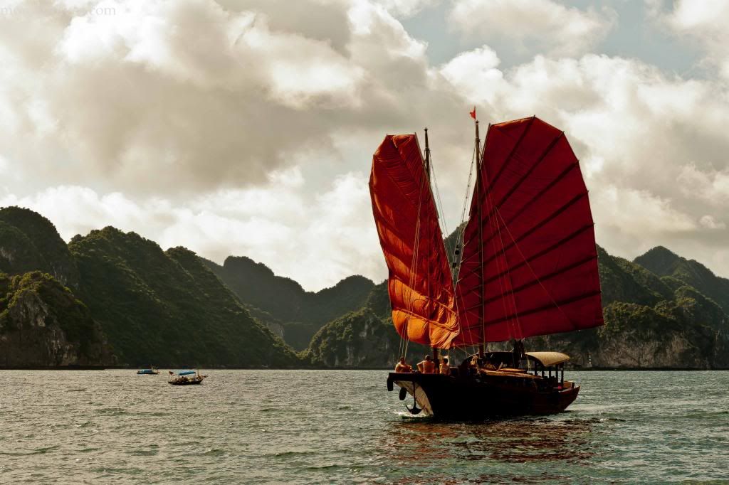 IMAGE: http://i467.photobucket.com/albums/rr35/nightflowervn/Halong%20bay/Halong-FBreal-2_zpsd1b73b97.jpg