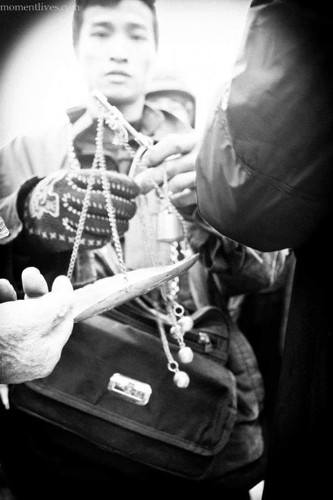 IMAGE: http://i467.photobucket.com/albums/rr35/nightflowervn/Market%20for%20blog/Traffic-3_zpsc9c4459f.jpg