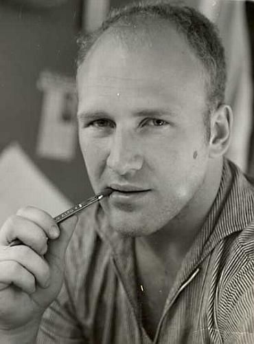 Ken Elton Kesey). Годы жизни: 1935 - 2001. Американский писатель