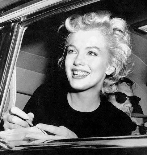 Which actress was chosen as the first Miss California Artichoke Queen in 1947? Image