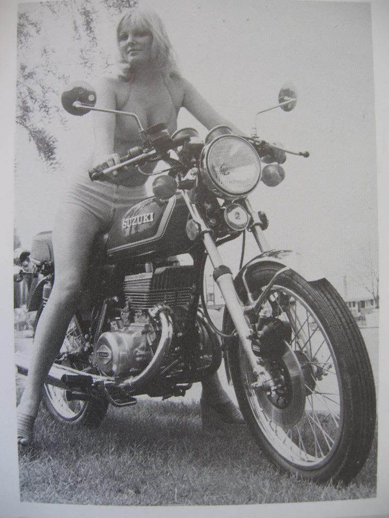 Mulheres em  moto SUZUKI, mulher em  moto antiga, babes on SUZUKI bike, woman on old SUZUKI bike