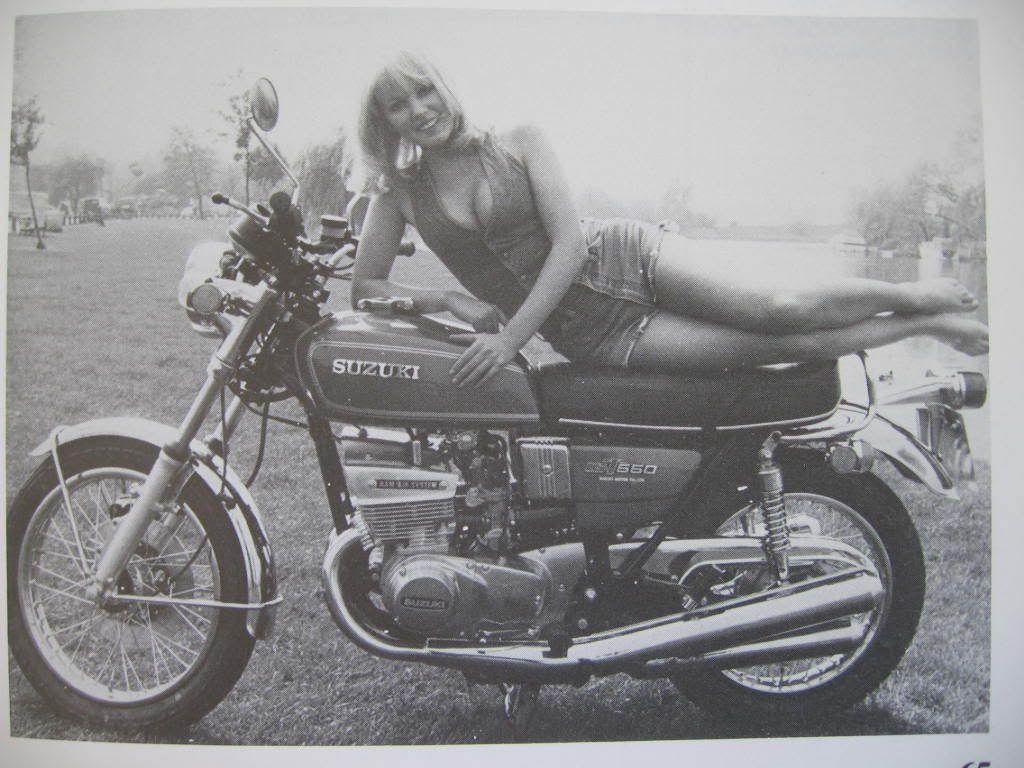 Mulheres em  moto SUZUKI, mulher em  moto antiga, babes on SUZUKI bike, woman on old SUZUKI bike